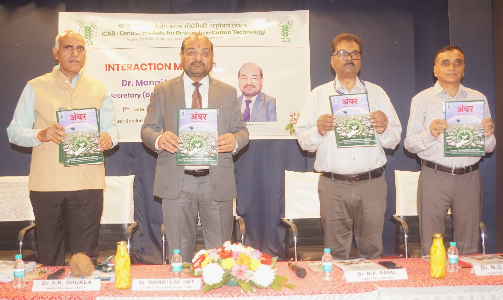 Earlier Dr. S.K. Shukla made a brief presentation of the research achievements and new initiatives of the institute. DG visited various laboratories including, fibre testing, mechanical processing, nanocellulose pilot plant, biomass characterization and genomics. During the visits, he assessed the status of nanofertilizer testing facility of the Institute and instructed the scientists to understand the science behind the action of nanofertilizers in plants. He appreciated the work carried out by ICAR-CIRCOT for increasing the production of xylitol using CRISPR/Cas9 technology. 