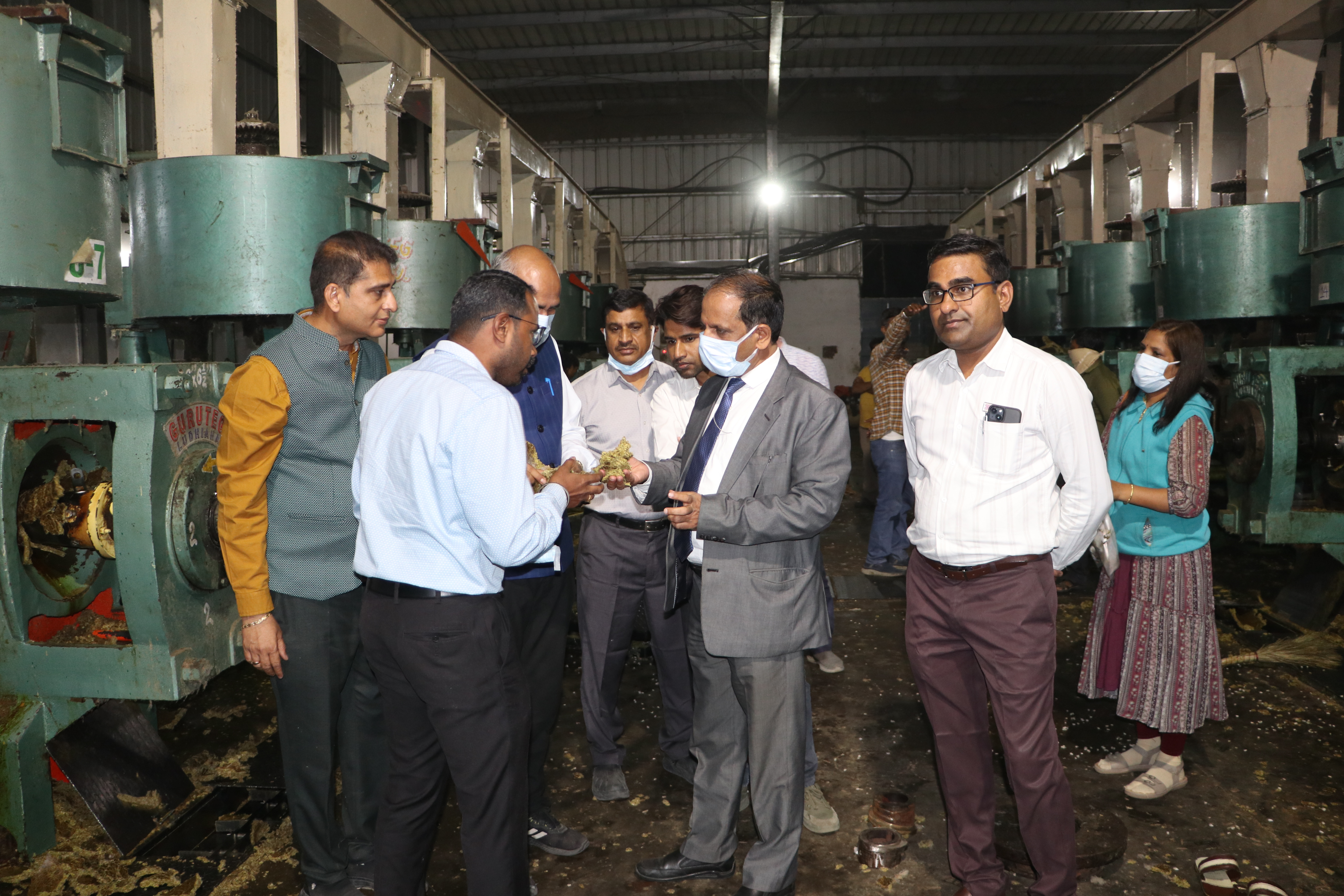  Dr. Pathak visited M/s. Shreekrishna Cotton Company, Saoner and witnessed the technologies developed by ICAR-CIRCOT